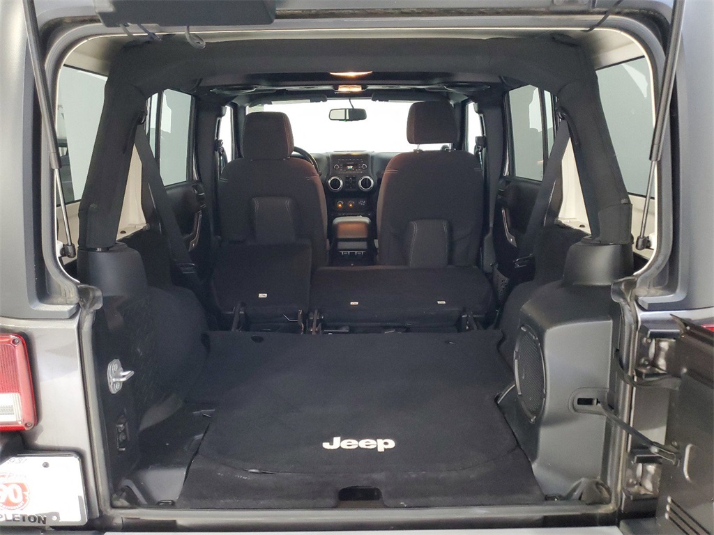 2014 Jeep Wrangler Unlimited Sahara 22