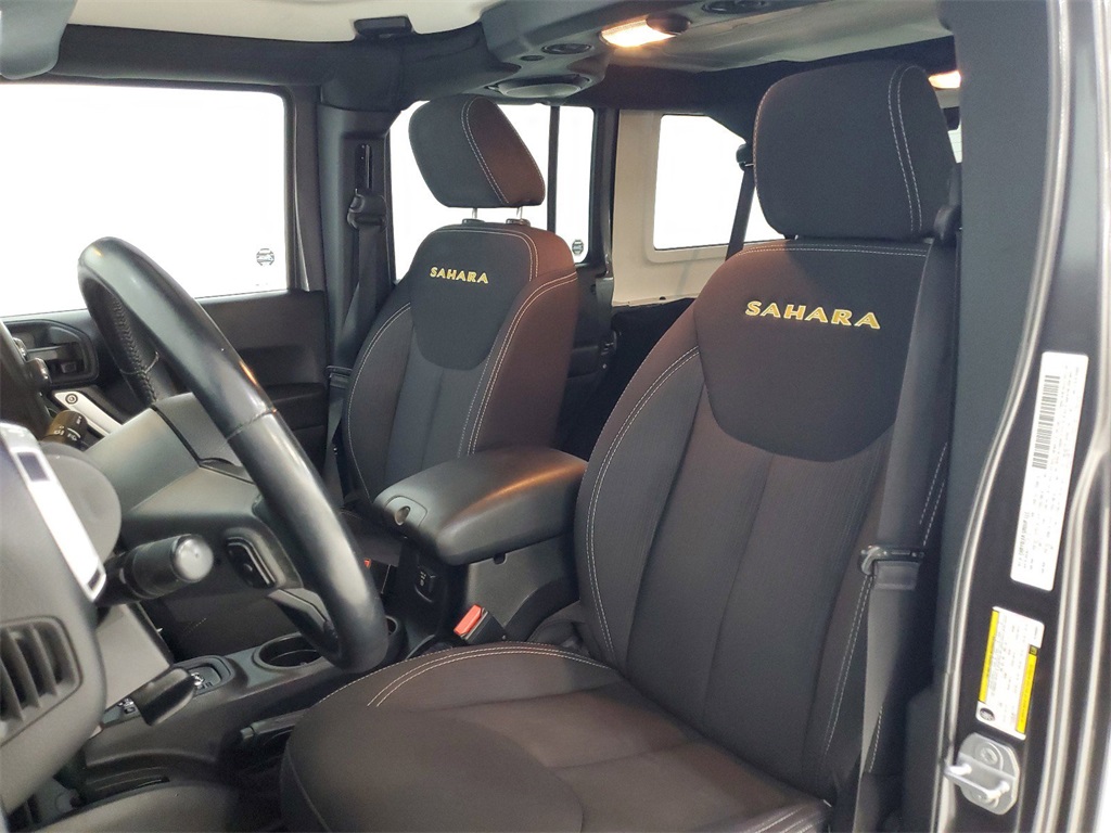 2014 Jeep Wrangler Unlimited Sahara 31