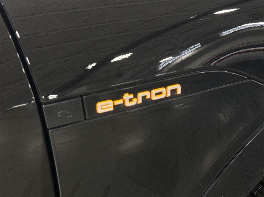 2022 Audi e-tron Premium Plus 8