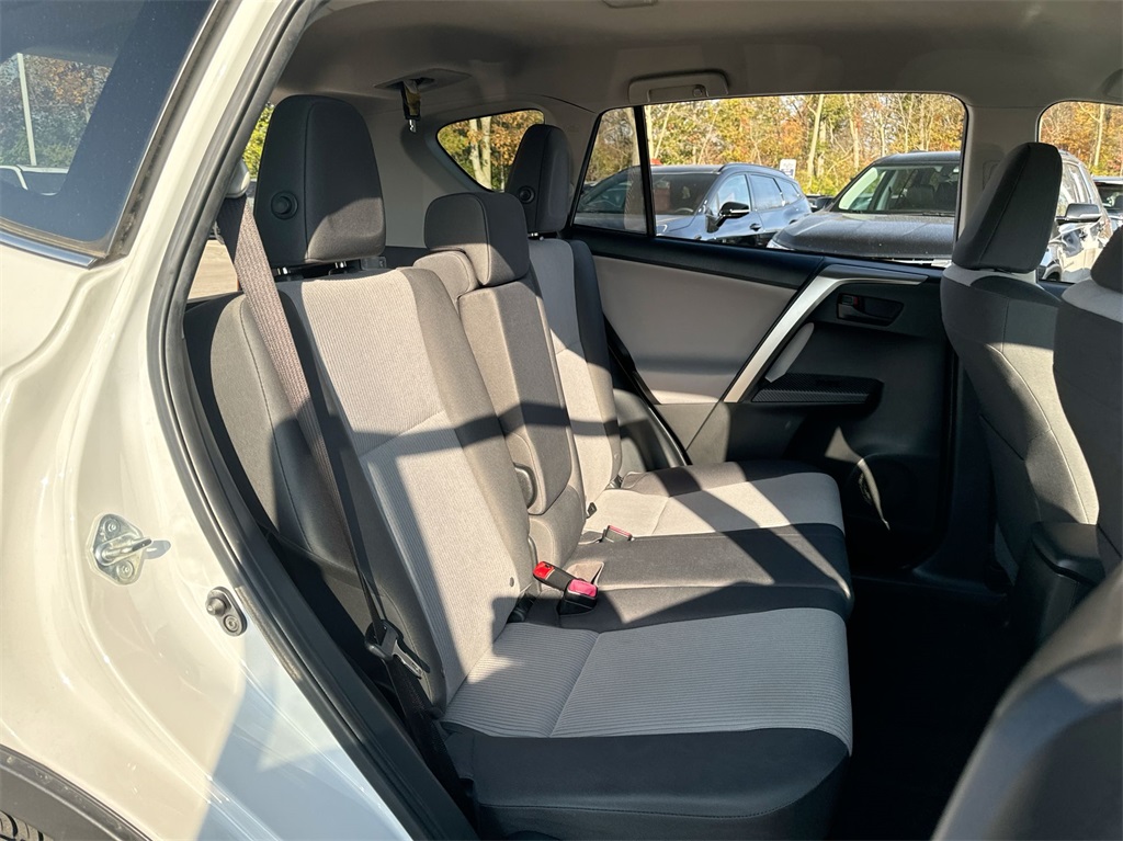 2015 Toyota RAV4 LE 32