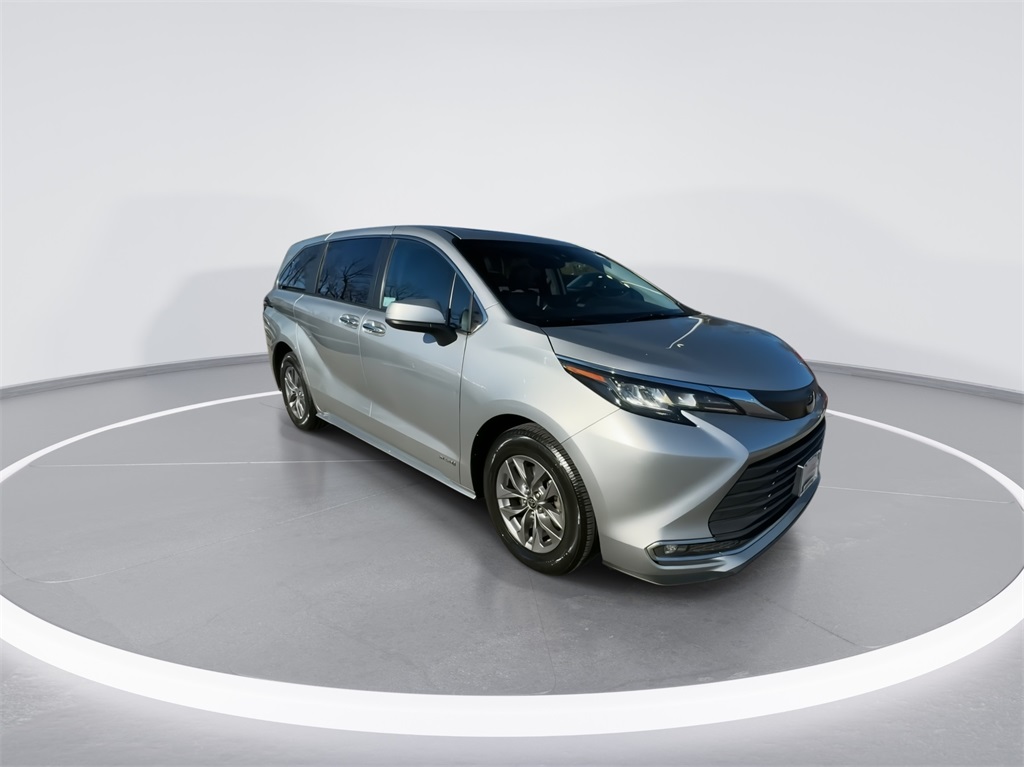 2021 Toyota Sienna XLE 2