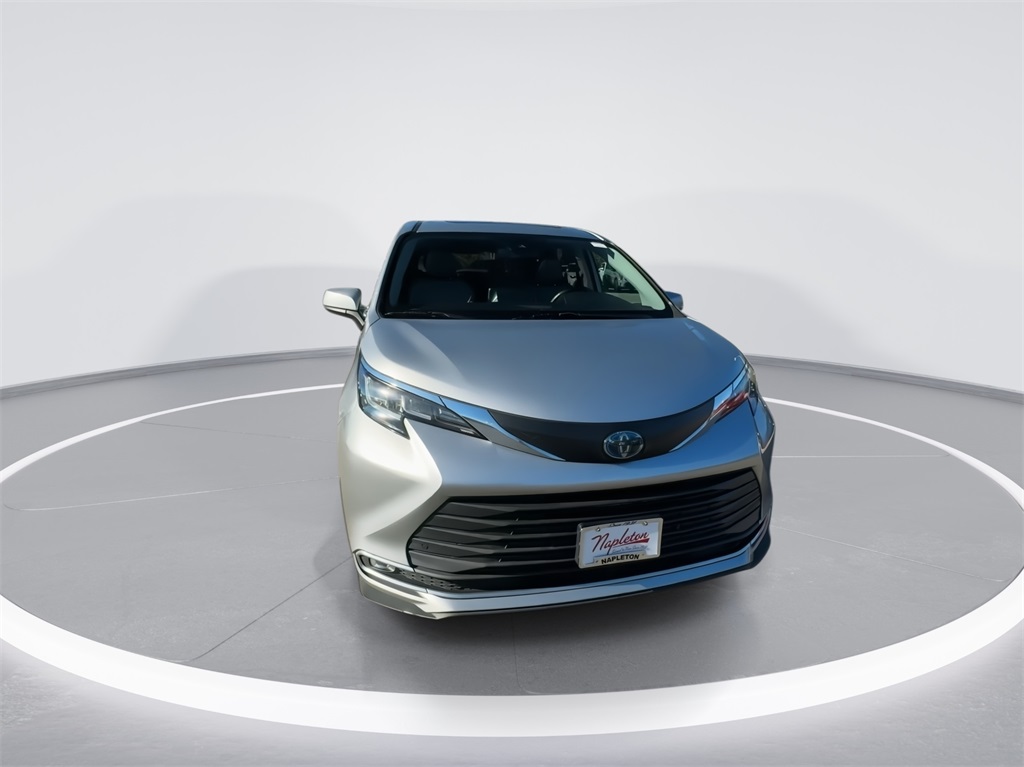 2021 Toyota Sienna XLE 3