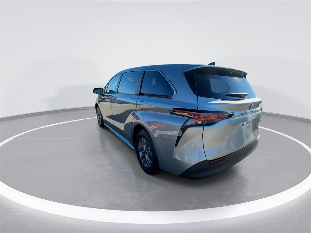 2021 Toyota Sienna XLE 8