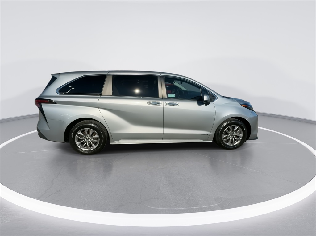 2021 Toyota Sienna XLE 12