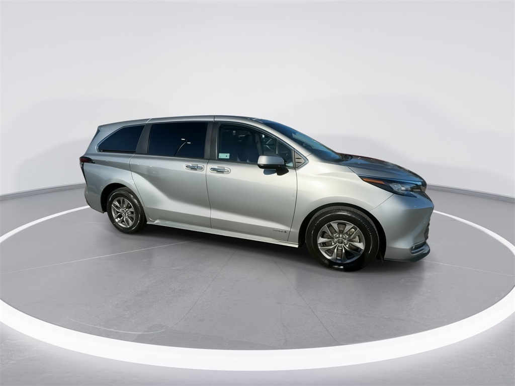 2021 Toyota Sienna XLE 13