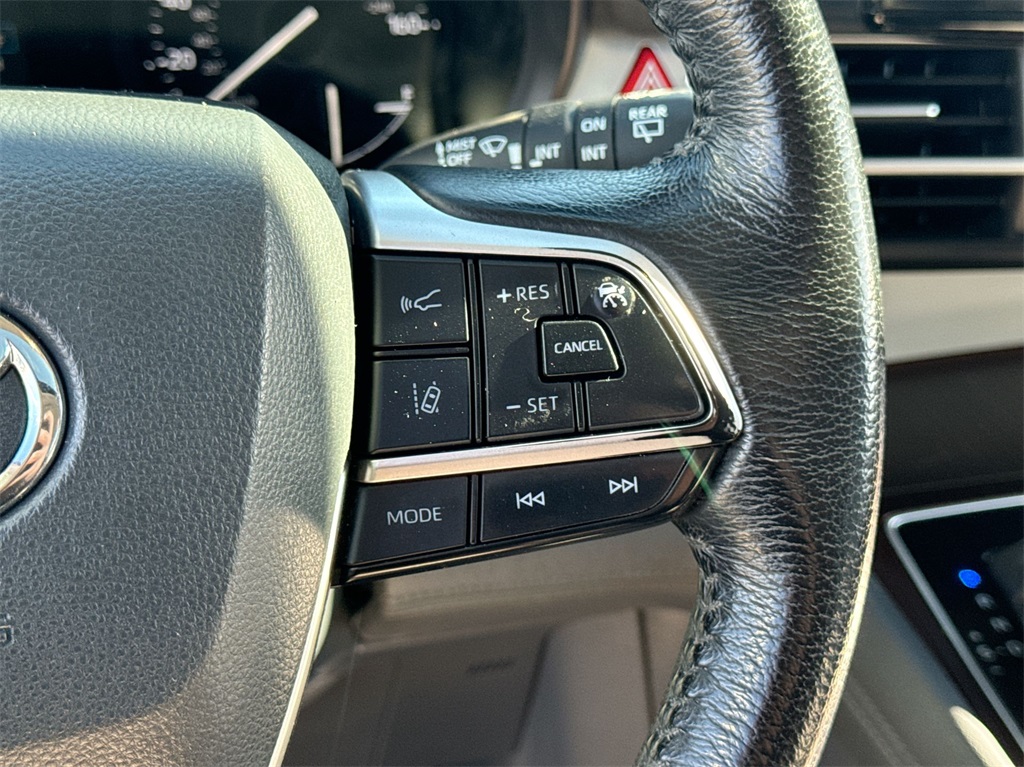 2021 Toyota Sienna XLE 23