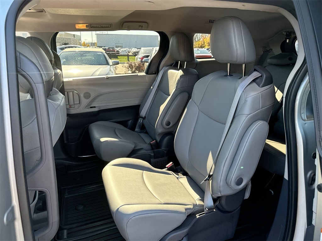 2021 Toyota Sienna XLE 31