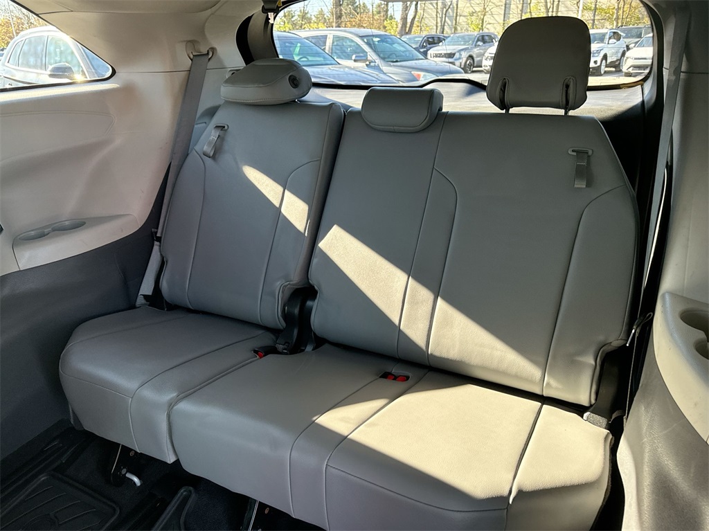 2021 Toyota Sienna XLE 33