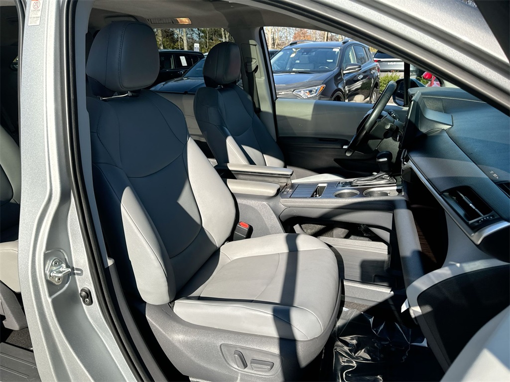 2021 Toyota Sienna XLE 37