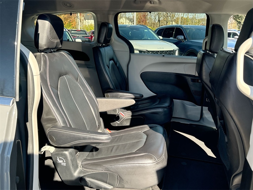 2022 Chrysler Pacifica Touring L 34