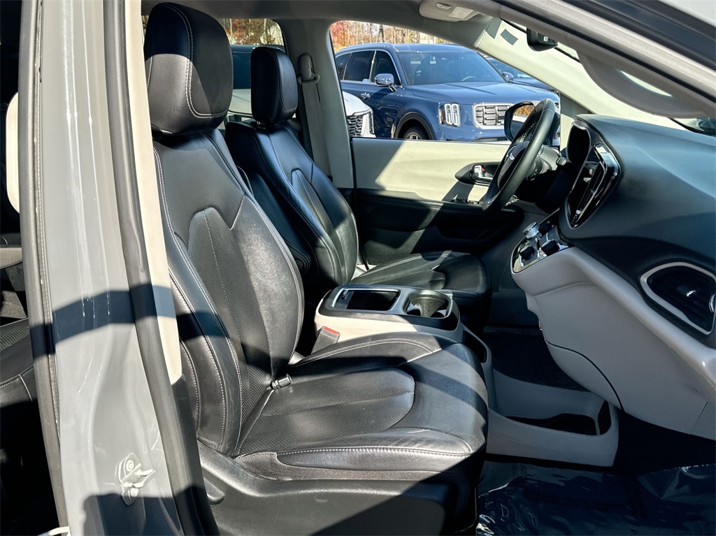 2022 Chrysler Pacifica Touring L 35