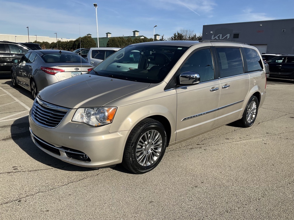 2013 Chrysler Town & Country Touring-L 3