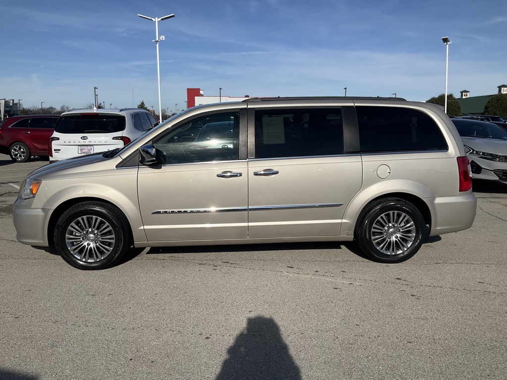 2013 Chrysler Town & Country Touring-L 4