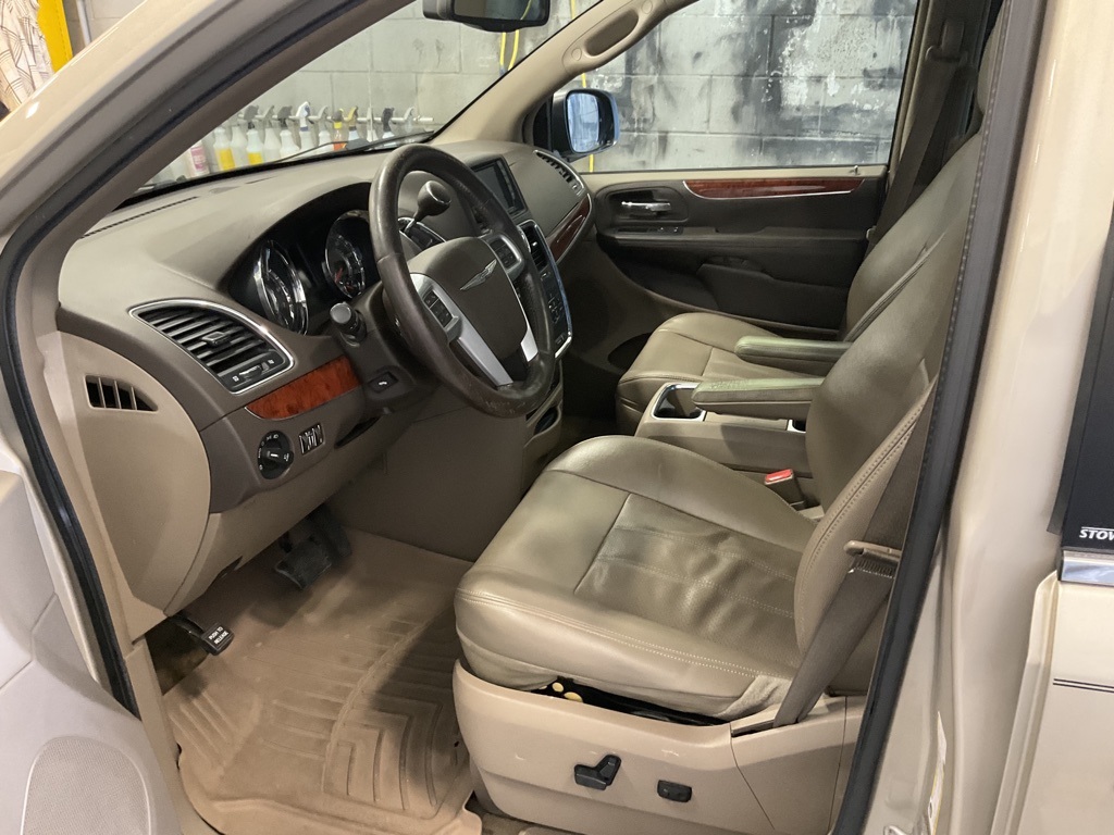 2013 Chrysler Town & Country Touring-L 10