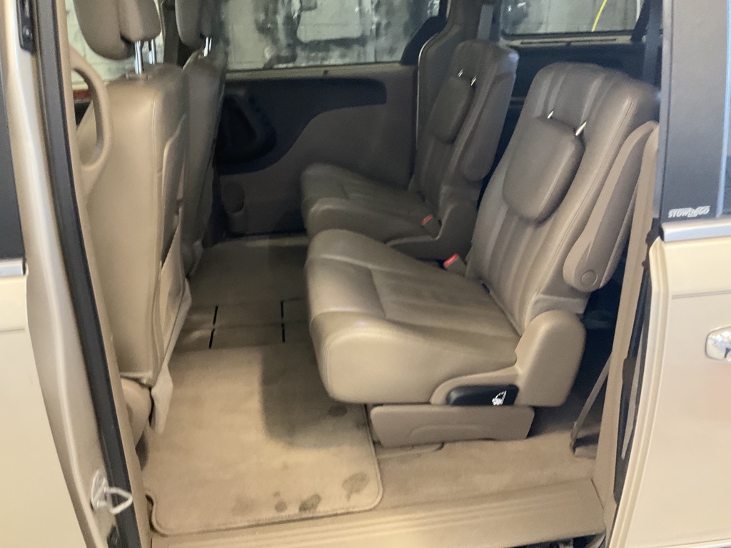 2013 Chrysler Town & Country Touring-L 21