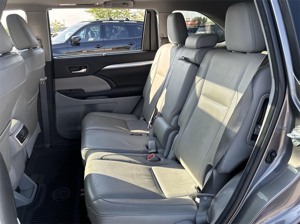 2017 Toyota Highlander XLE 32