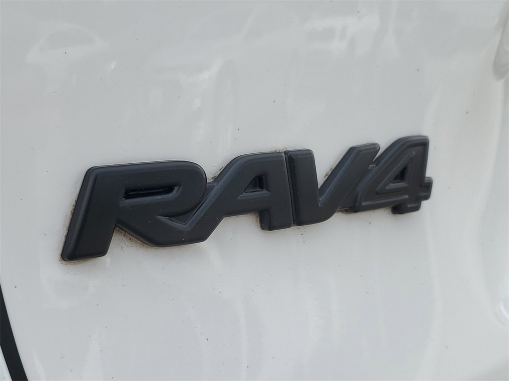 2021 Toyota RAV4 LE 34