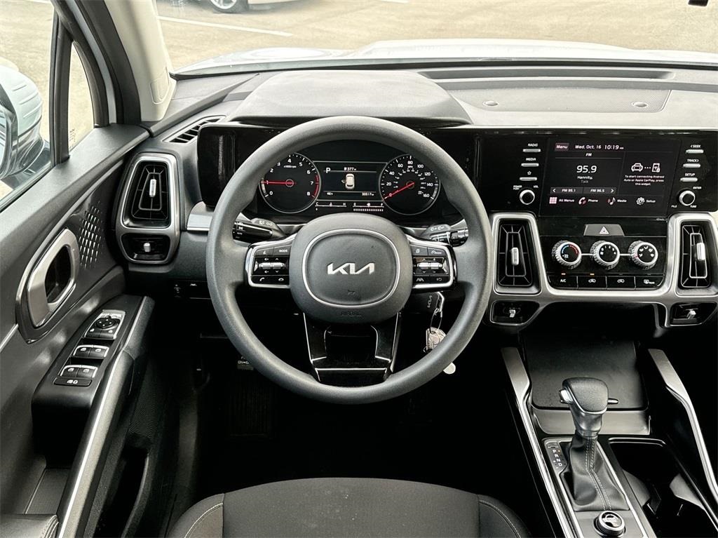 2023 Kia Sorento LX 17