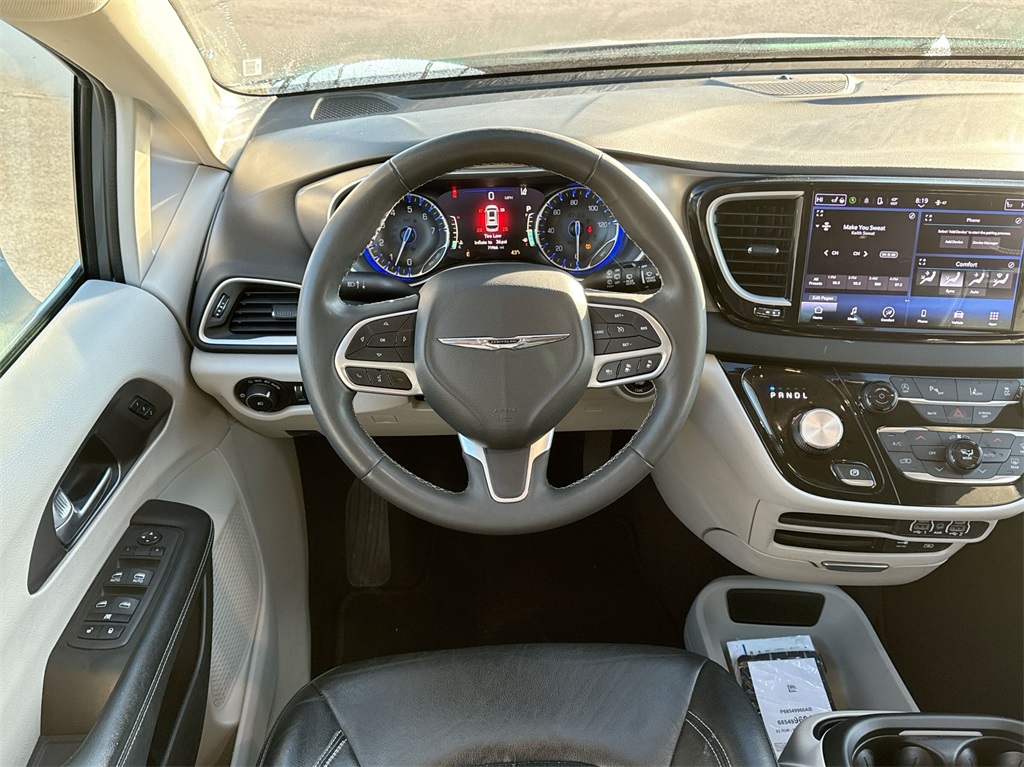 2022 Chrysler Pacifica Touring L 17