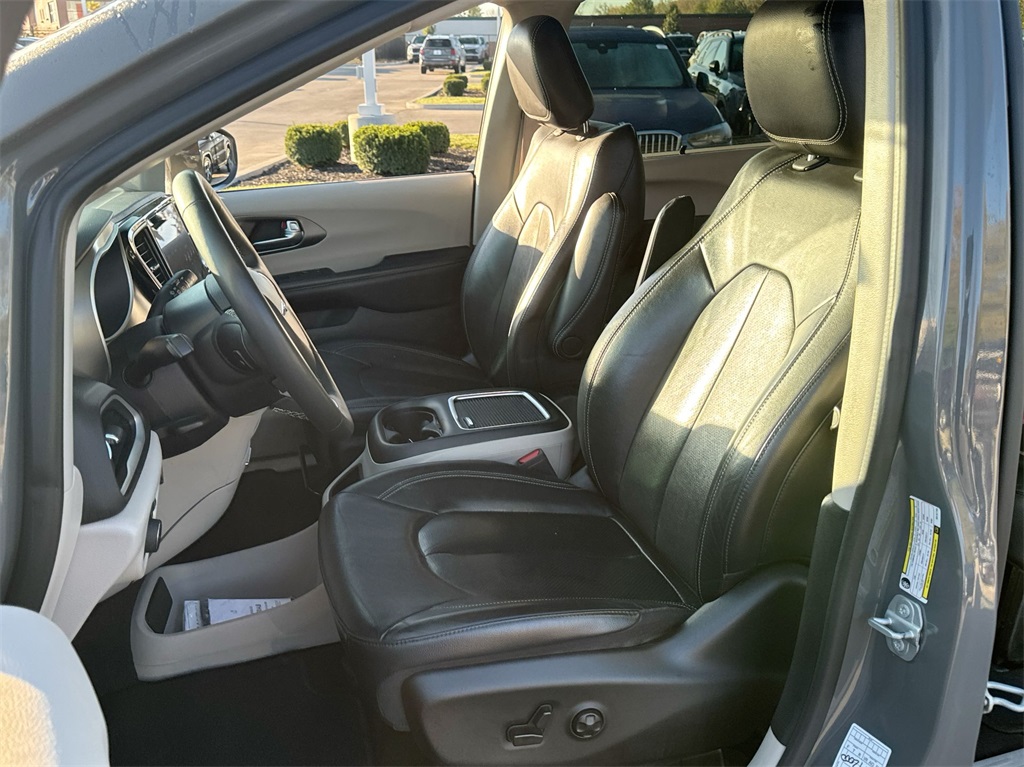 2022 Chrysler Pacifica Touring L 18