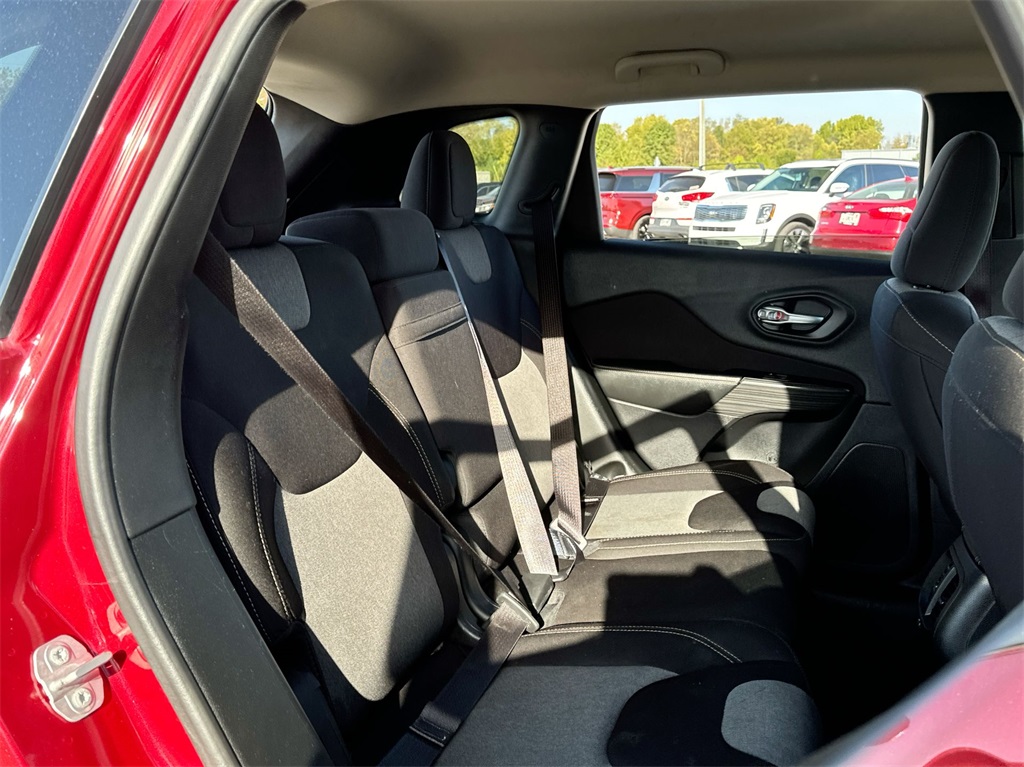 2016 Jeep Cherokee Sport 34