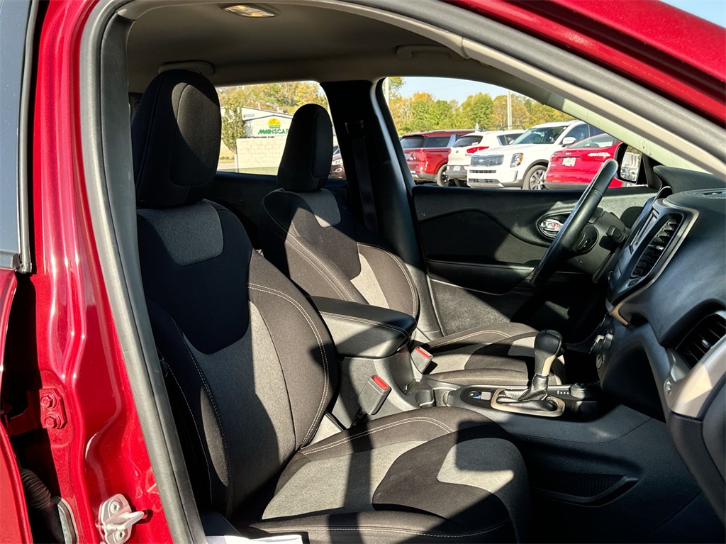 2016 Jeep Cherokee Sport 35