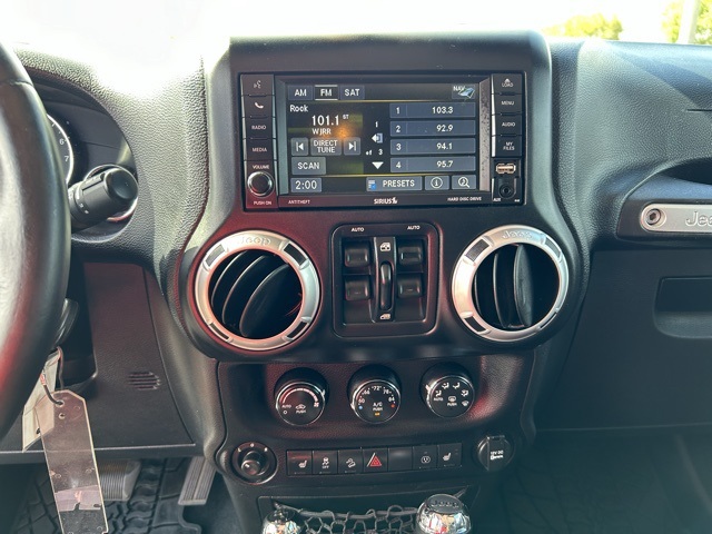 2013 Jeep Wrangler Unlimited Rubicon 13