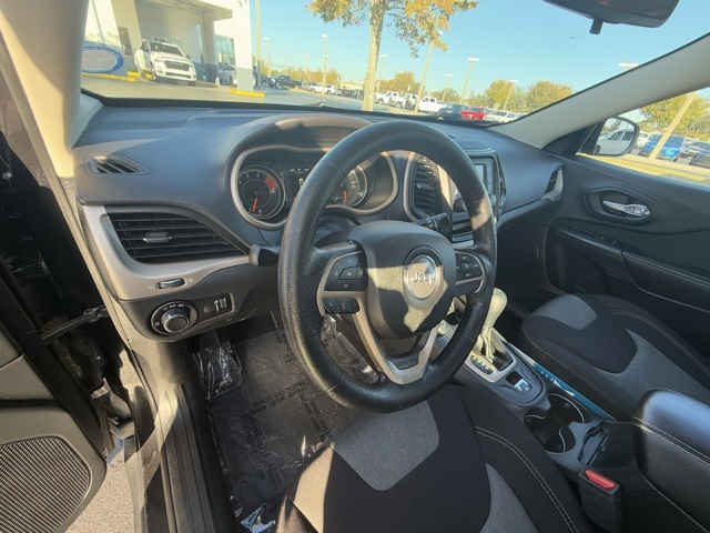 2016 Jeep Cherokee Sport 11