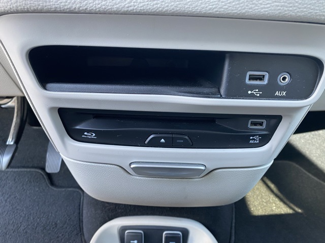 2017 Chrysler Pacifica Limited 28