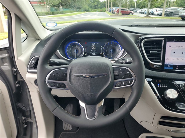 2022 Chrysler Pacifica Touring L 13