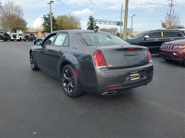 2023 Chrysler 300 Touring 17