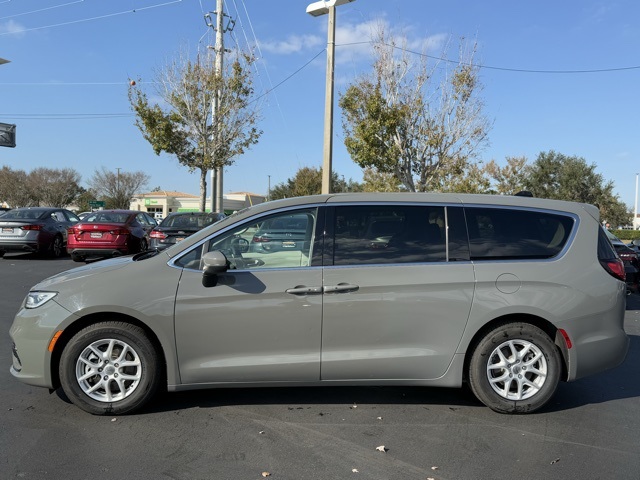 2023 Chrysler Pacifica Touring L 4