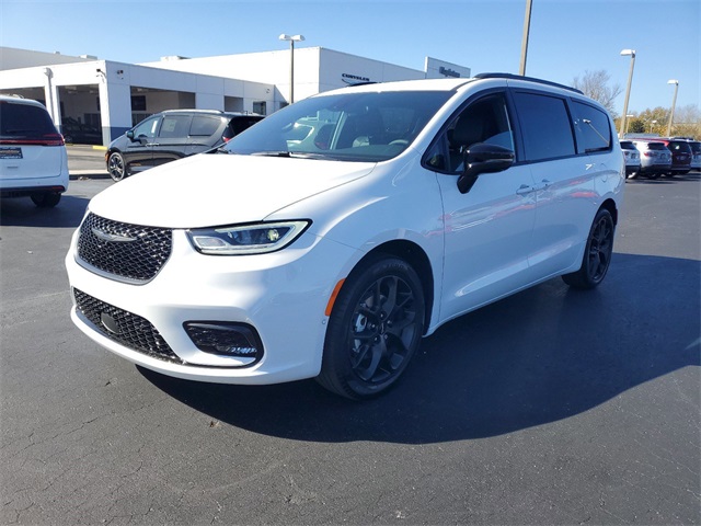 2024 Chrysler Pacifica Touring L 3