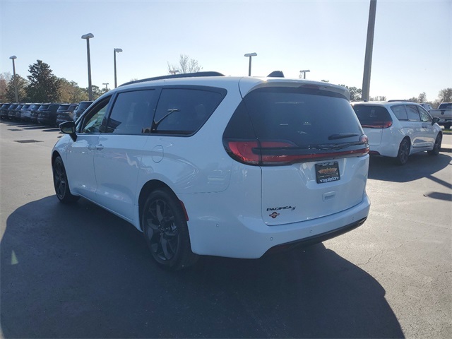 2024 Chrysler Pacifica Touring L 17