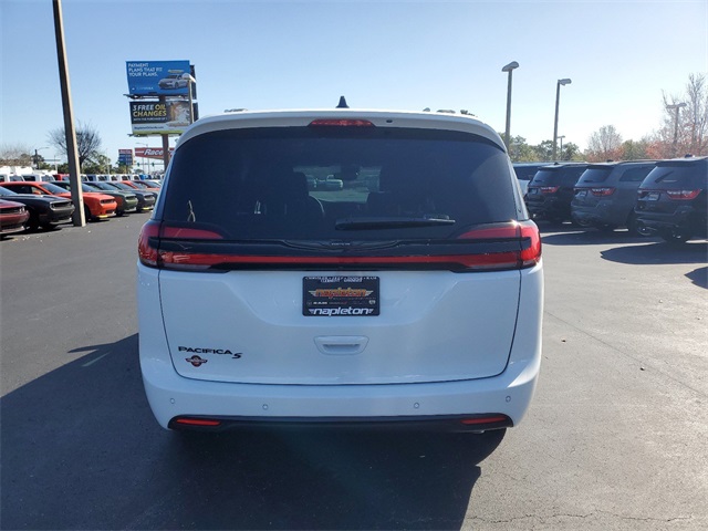 2024 Chrysler Pacifica Touring L 18