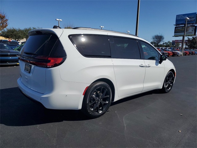 2024 Chrysler Pacifica Touring L 19