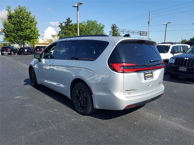 2024 Chrysler Pacifica Hybrid Select 16