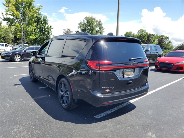 2024 Chrysler Pacifica Limited 17