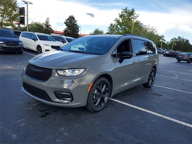 2024 Chrysler Pacifica Touring L 3