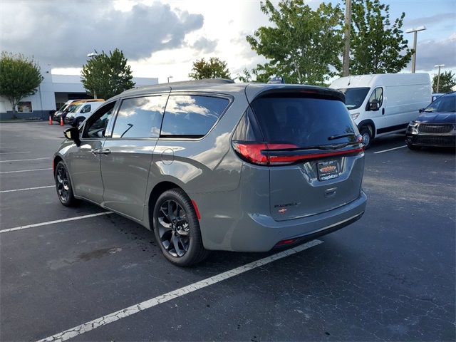 2024 Chrysler Pacifica Touring L 5