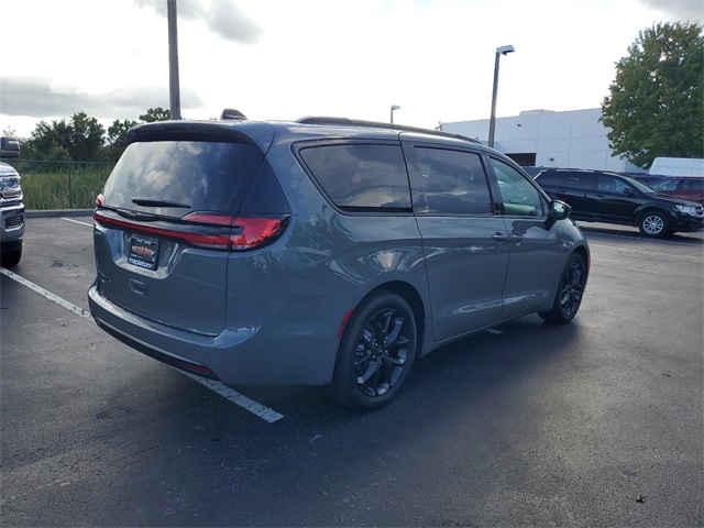 2024 Chrysler Pacifica Touring L 6