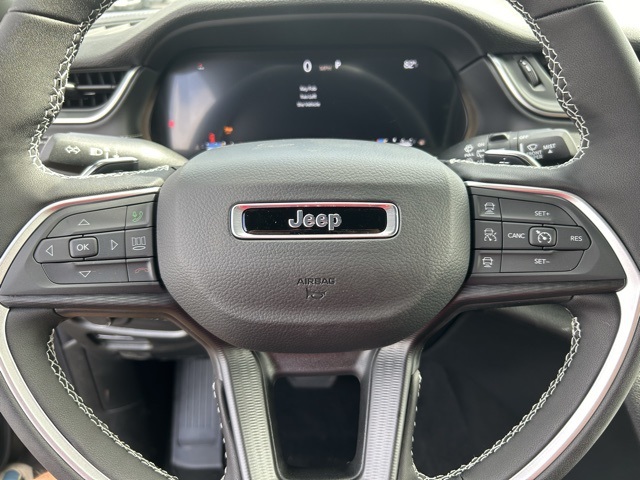 2025 Jeep Grand Cherokee Laredo 11