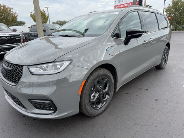 2025 Chrysler Pacifica Hybrid Select 3