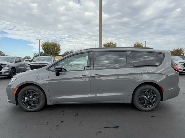 2025 Chrysler Pacifica Hybrid Select 4