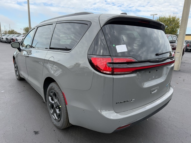 2025 Chrysler Pacifica Hybrid Select 5