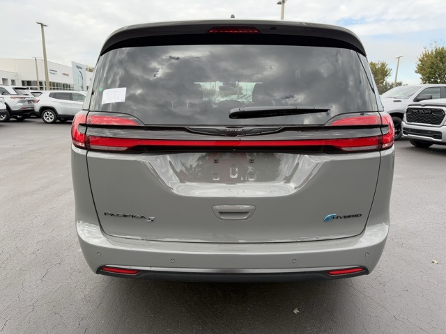 2025 Chrysler Pacifica Hybrid Select 6