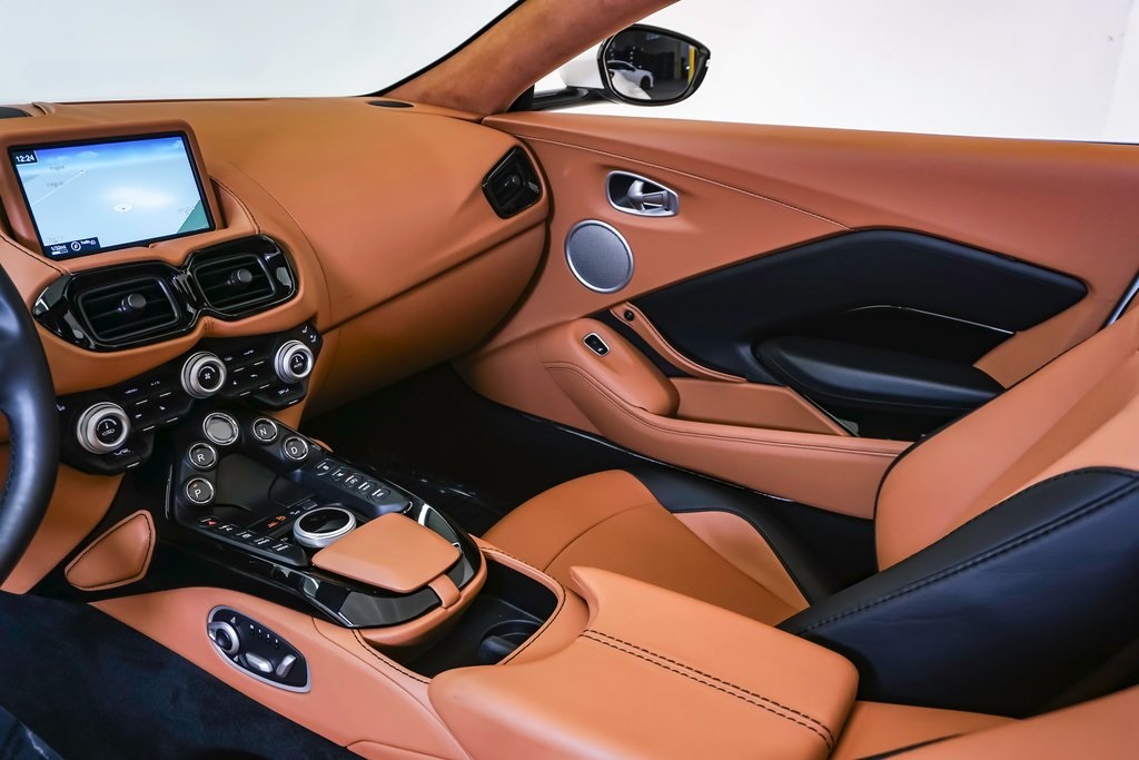2021 Aston Martin Vantage Roadster 23