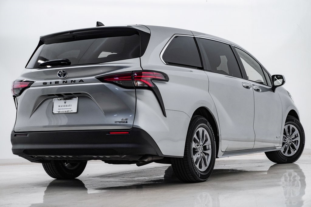 2021 Toyota Sienna LE 9