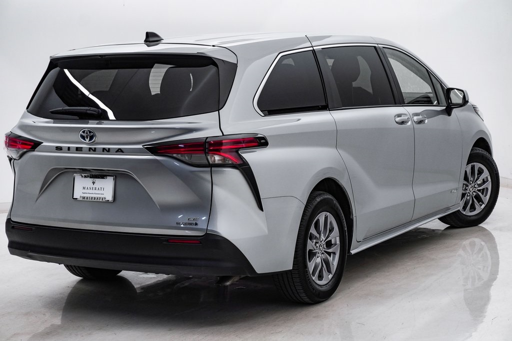 2021 Toyota Sienna LE 11