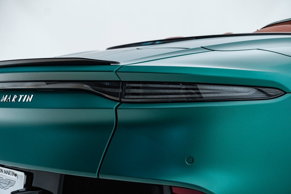 2023 Aston Martin DBS Volante 18